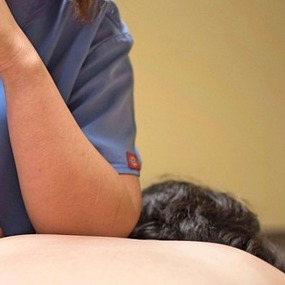 Pression du coude sur dos.