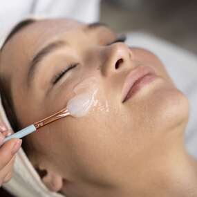 Visage de femme recevant un soin Peeling.