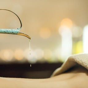 Huile coulant sur dos.